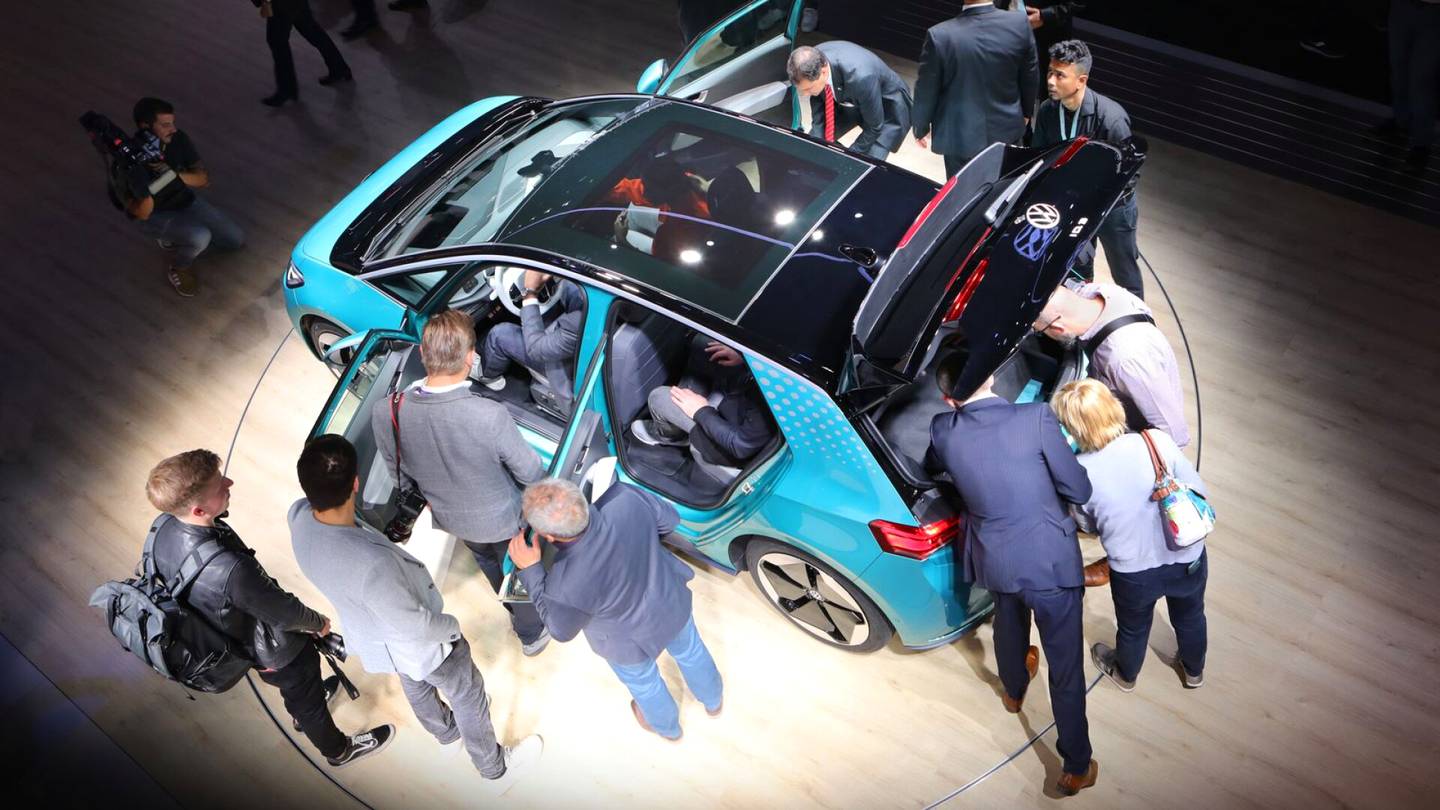 Autot | Volkswagen aikoo valmistaa kymmenen vuoden kuluttua pelkästään sähköautoja