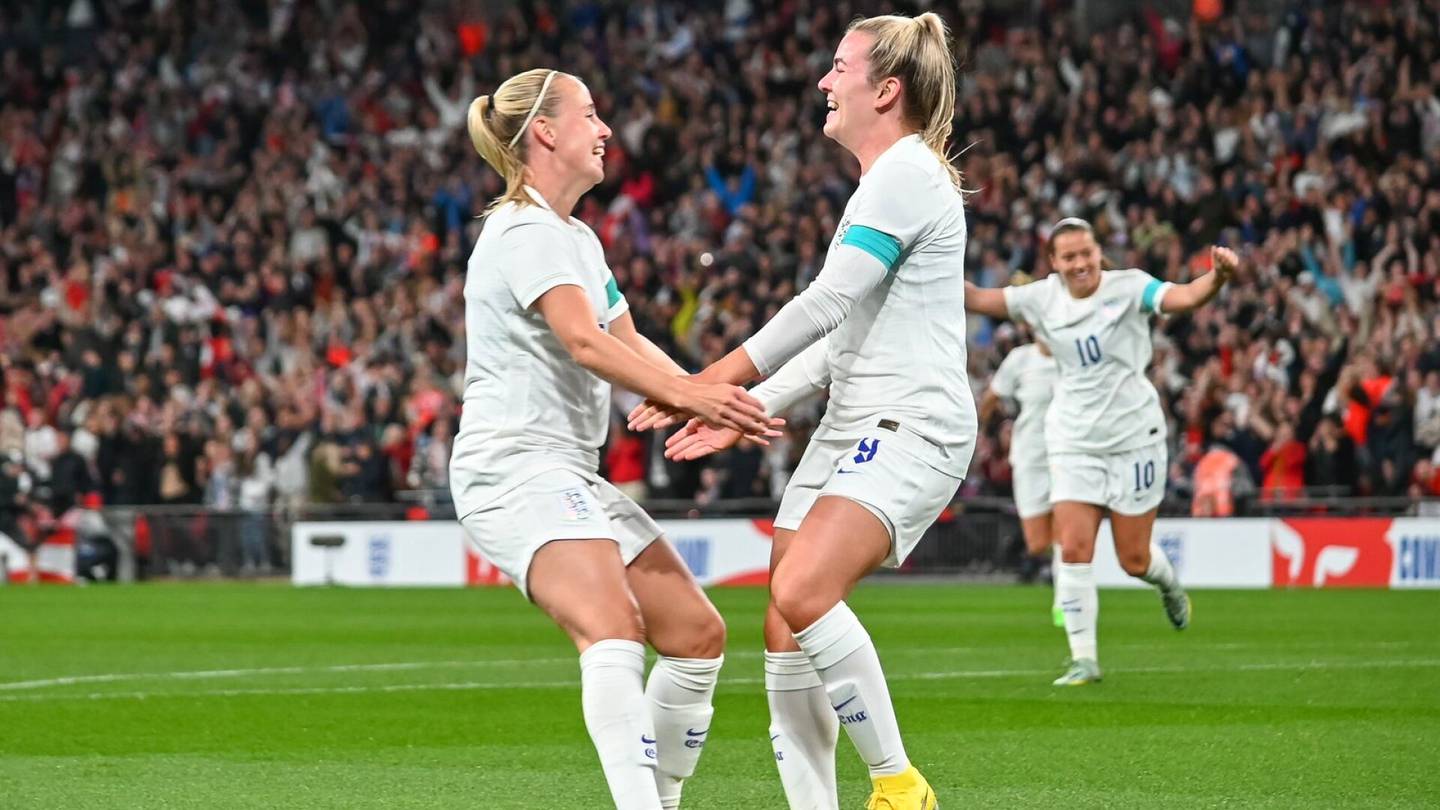 Jalkapallo | Englannin naisten maajoukkue pelaa jatkossa sinisillä shortseilla, syynä kuukautiset