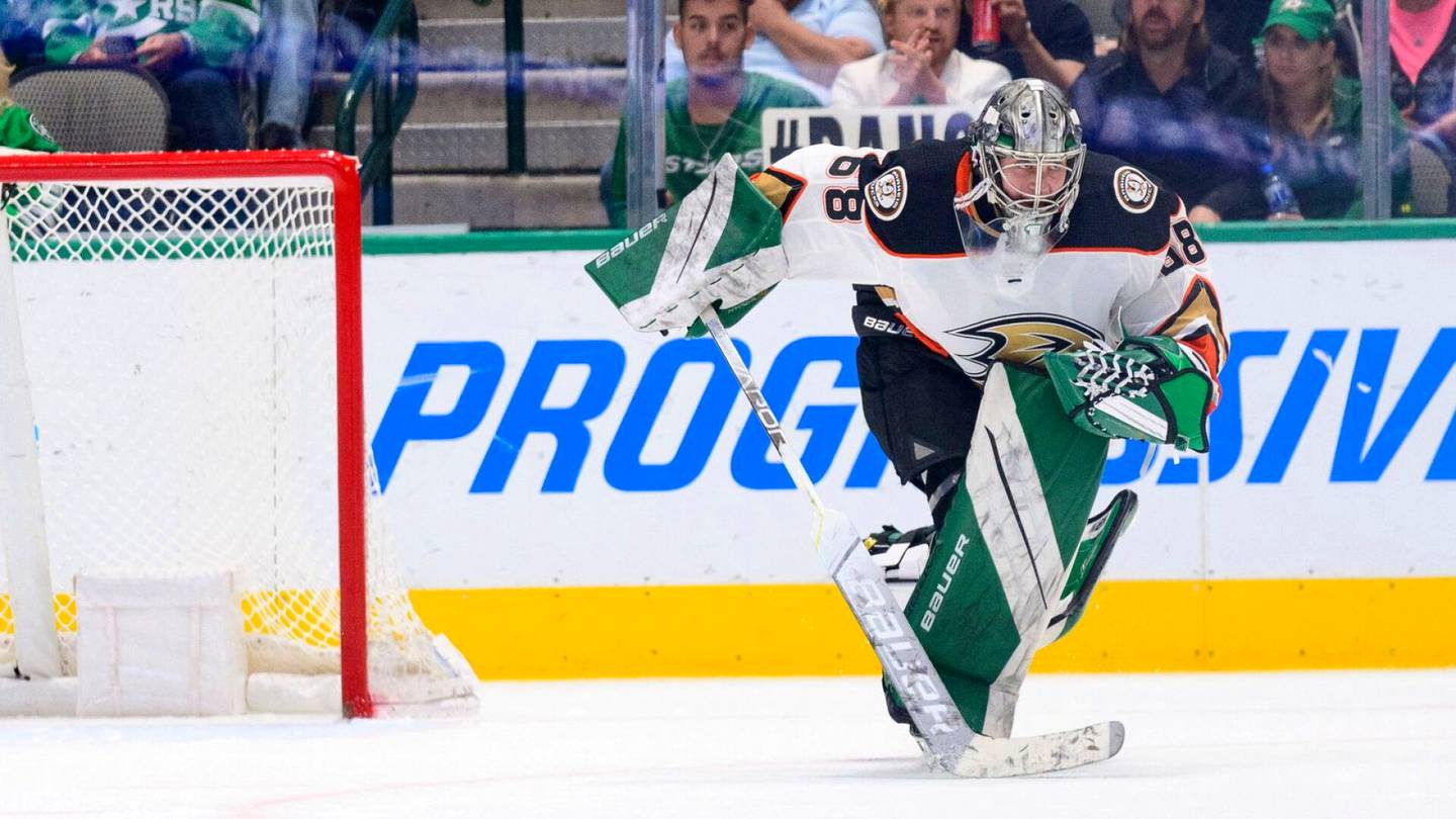 Jääkiekko | Heikkonäköinen vakuutus­myyjä joutui maali­vahdiksi NHL-otteluun: ”Hän torjui hienosti Roope Hintzin vedon”
