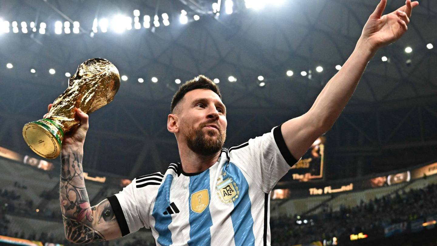 Jalkapallo | Messi palasi MM-juhla­humusta takaisin Pariisiin – joukkue­kavereilta kunniakuja