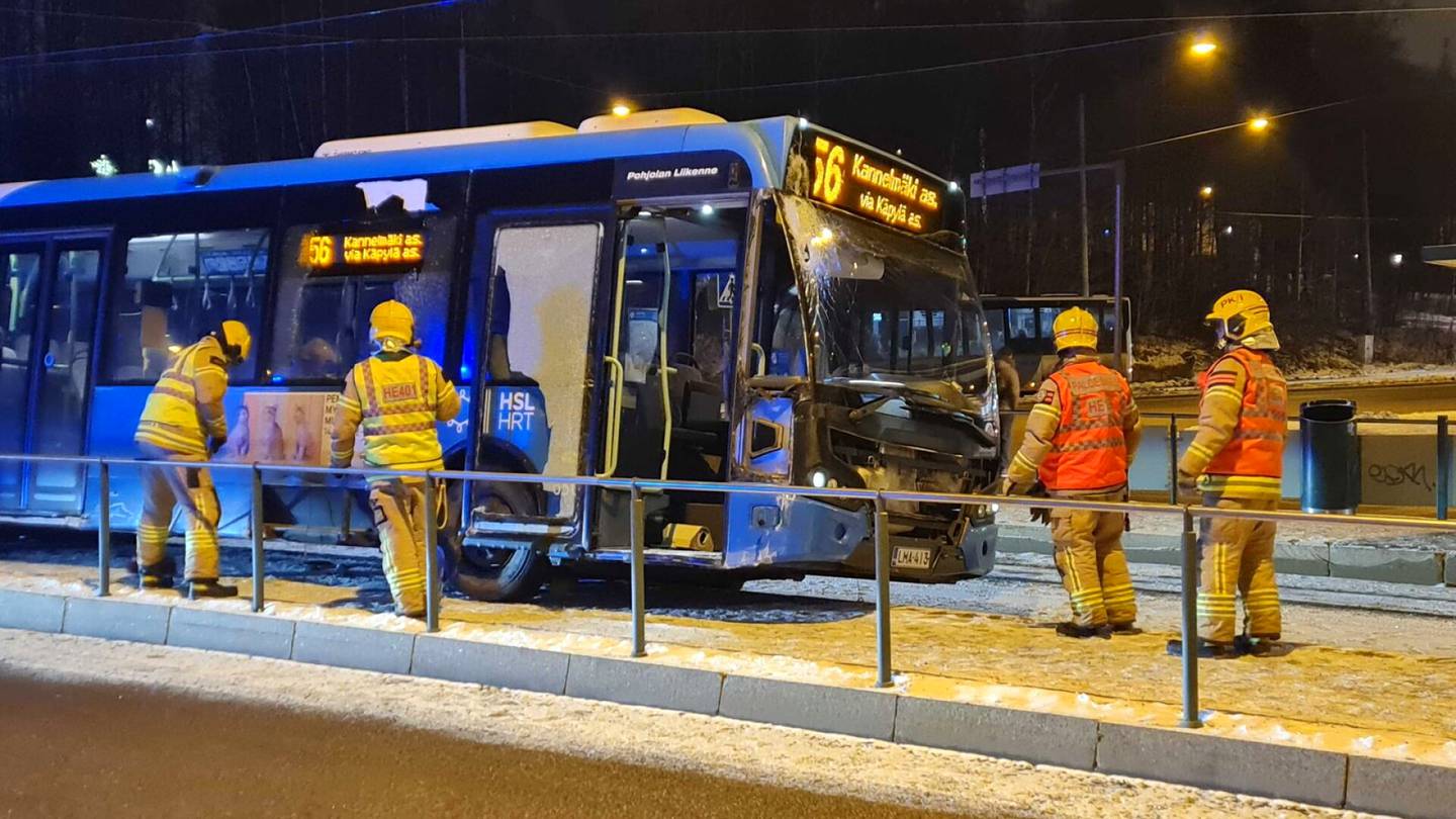 Onnettomuudet | Linja-auto törmäsi raitiovaunuun Helsingissä, linja-auton kuljettajan epäillään ajaneen päin punaisia