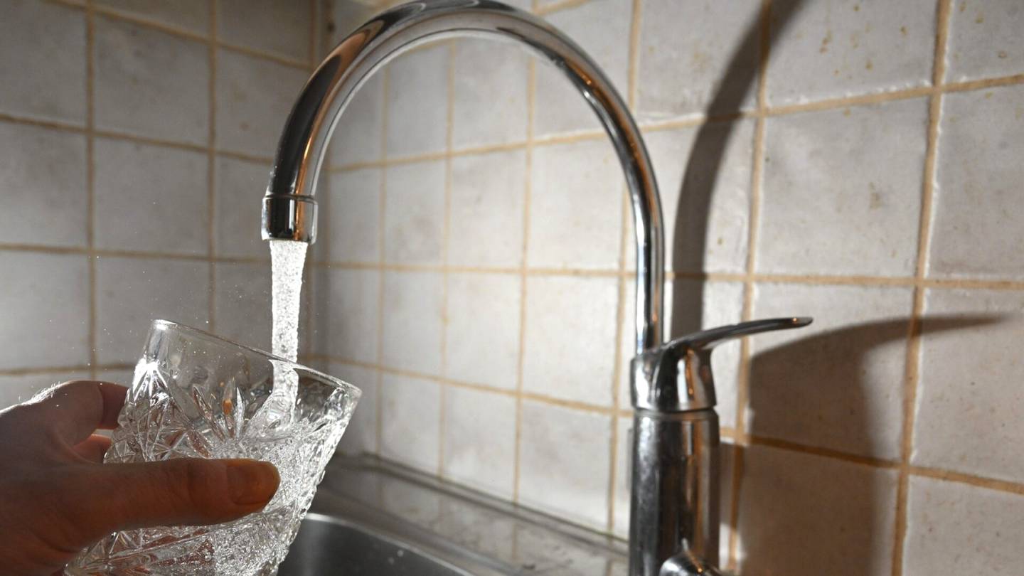 Vesi | THL:n tutkimus: Lämmintä hanavettä ei kannata juoda – Arjessa voi käyttää valuttamissääntöä