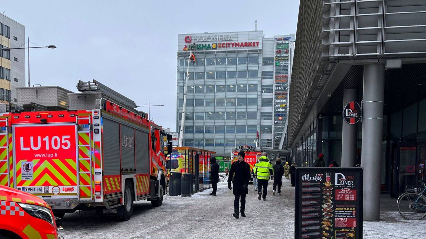 Onnettomuudet | Kaksi ihmistä roikkui nosturista Espoossa