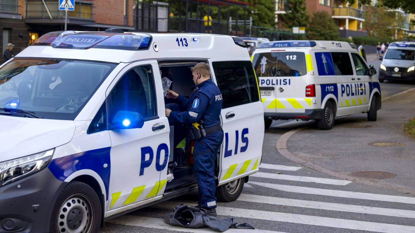 HS Helsinki | Olli Nokkala katseli parvekkeelta, kun raskaasti varustautuneet poliisit etsivät ”aseistautunutta henkilöä” – Myöhemmin Nokkala tajusi, että poliisi saattoi etsiä häntä