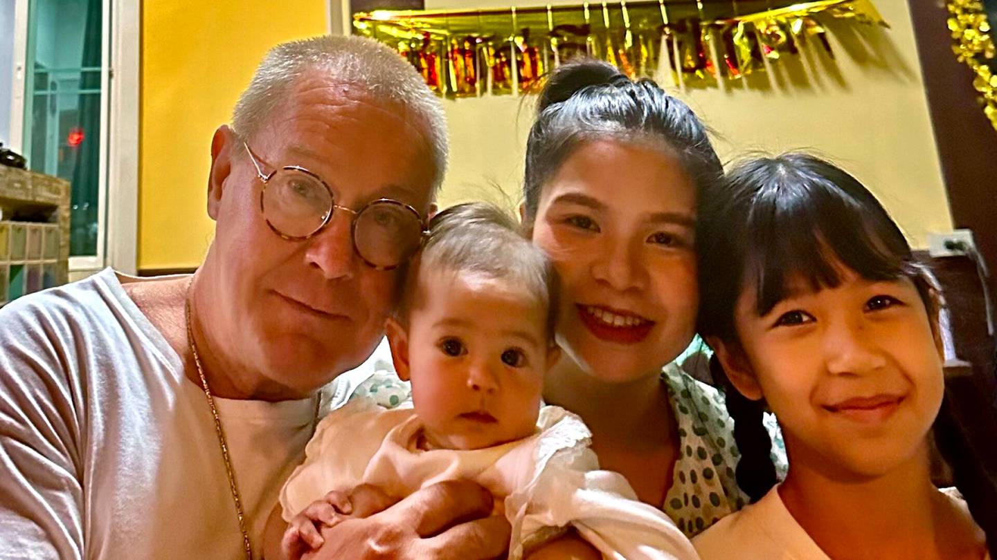 Maahanmuutto | Suomalais­lääkäri perheineen on yhä Thaimaassa, koska vaimon oleskelulupa ei etene – ”Meillä loppuu rahat”