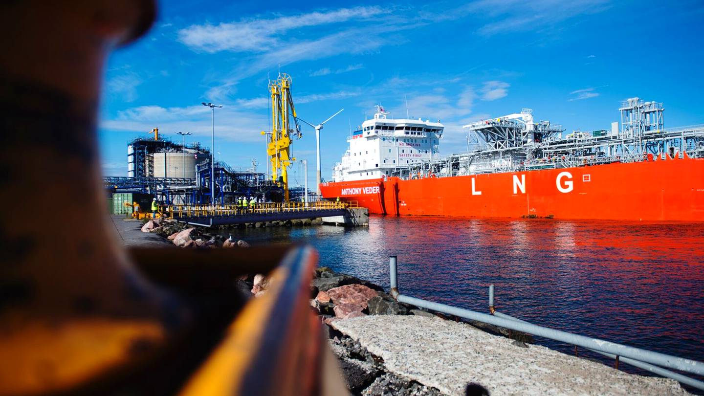 Energia | Venäläistä kaasua tuova tankkeri saapuu Ruotsiin Venäjän hyökkäyksen vuosi­päivänä