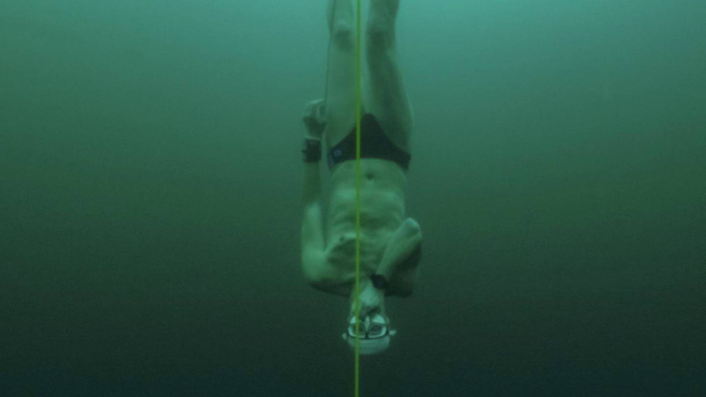 Sukellus | Vapaasukeltaja sukelsi ennätys­syvyyteen jää­kylmässä järvessä Sveitsissä