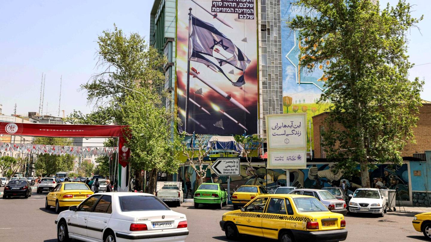 Iranin isku Israeliin | Aikajana näyttää, miten viha­mielisyys Israelin ja Iranin välillä on kasvanut