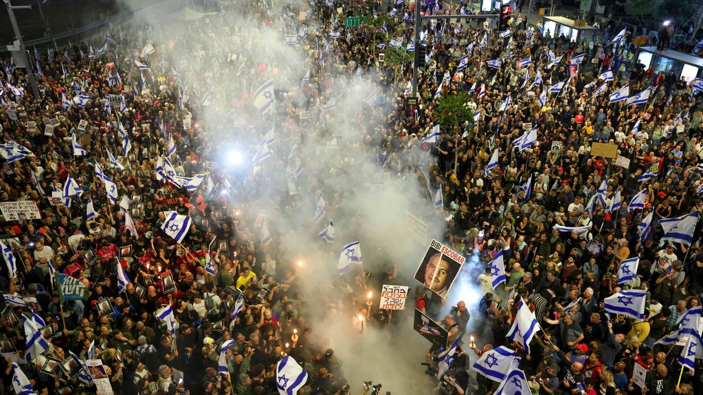 Israel | ”Puoli vuotta helvettiä” – Kymmenet­tuhannet vastustivat Netanjahua ja vaativat pantti­vankien vapauttamista Tel Avivissa