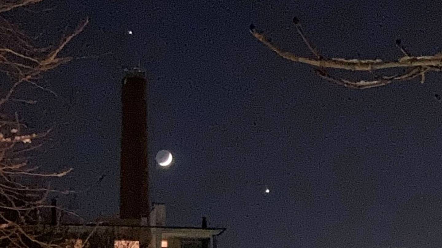 Avaruus | Taivaalla näkyvät Kuun lisäksi nyt kirkkaana Venus ja Jupiter – ilmiö tallentui lukijoiden kuviin jopa Israelista