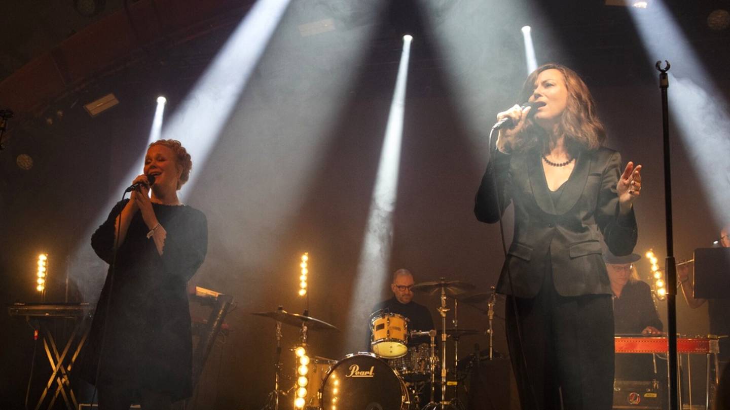 Konserttiarvio | Scandinavian Music Group vyörytti Huvila-teltan yleisön hurmokseen vire­ongelmista huolimatta