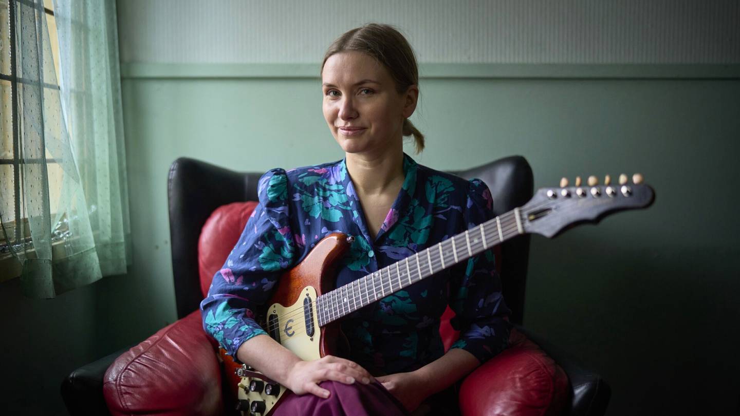 Musiikki | Palkittu sähkökitaristi Jenni Kinnunen alkoi tehdä kappaleita vasta aikuisena: Niistä hän kiittää puuseppäopintojaan