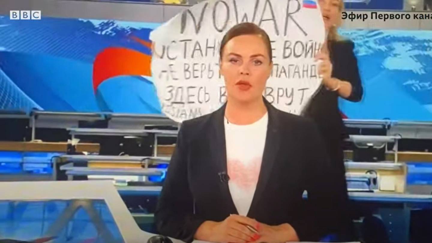 Ukrainan sota | ”Älkää uskoko propagandaa” – Mielen­osoittaja juoksi ruutuun kesken suoran uutis­lähetyksen Venäjällä