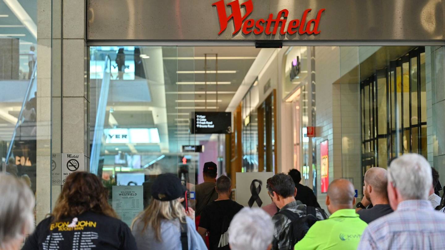 Australia | Sydneyn ostos­keskus­puukottajaa vastustaneelle pakistanilaiselle vartijalle harkitaan kansalaisuutta