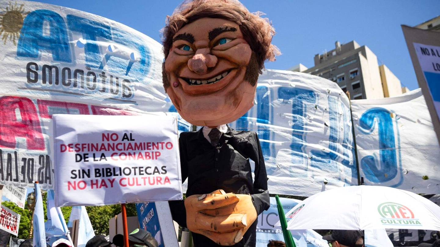 Argentiina | Kymmenet­tuhannet ihmiset vastustivat anarko­kapitalistista presidenttiään lakoilla ja marsseilla