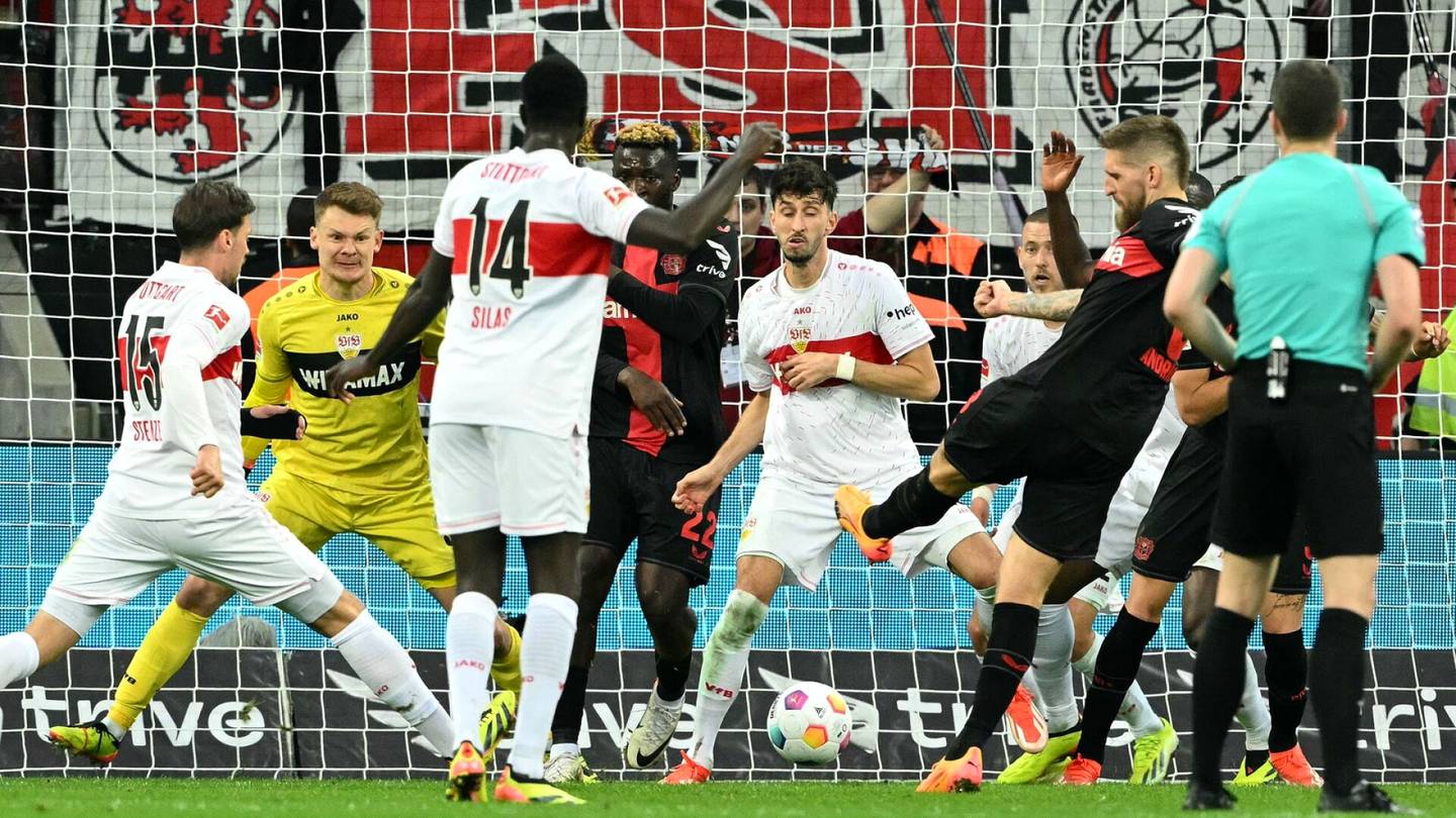 Jalkapallo | Lukas Hradeckyn Leverkusen ei suostu häviämään – jälleen ihme­pelastuminen viimeisellä minuutilla