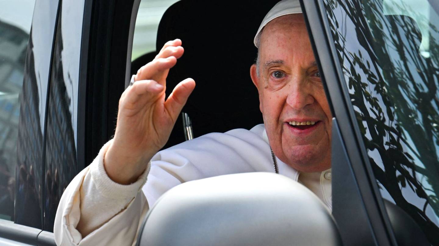 Vatikaani | Paavi Franciscus on päässyt pois sairaalasta