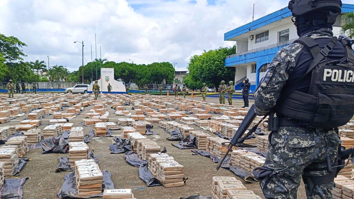 Huumeet | Ecuador teki valtavan kokaiini­takavarikon, Kolumbia pysäytti huume­­sukellus­veneen