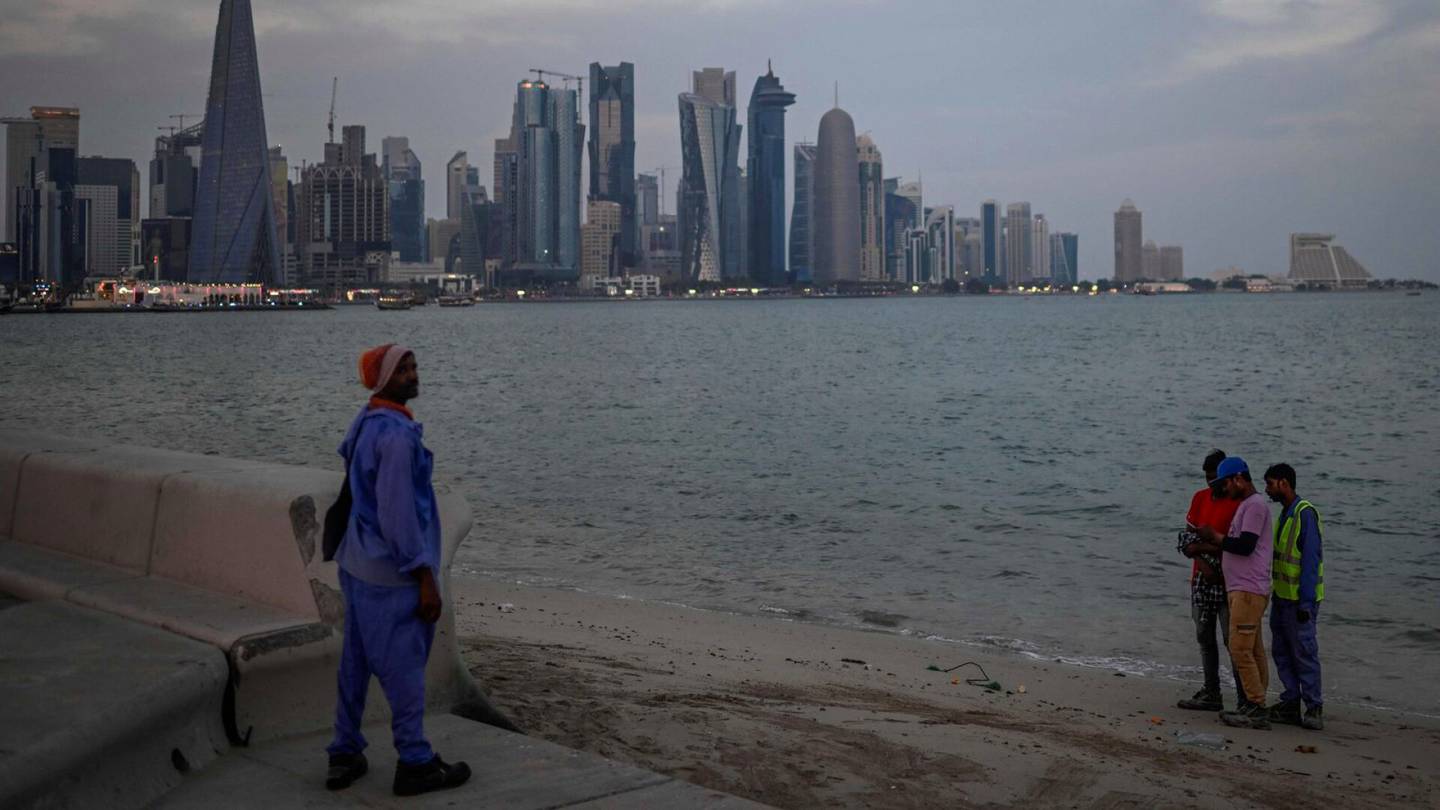 MM-jalkapallo | The Guardian: Qatarissa työskentelevät vartijat kertovat saavansa vähimmillään 40 sentin tunti­palkkaa