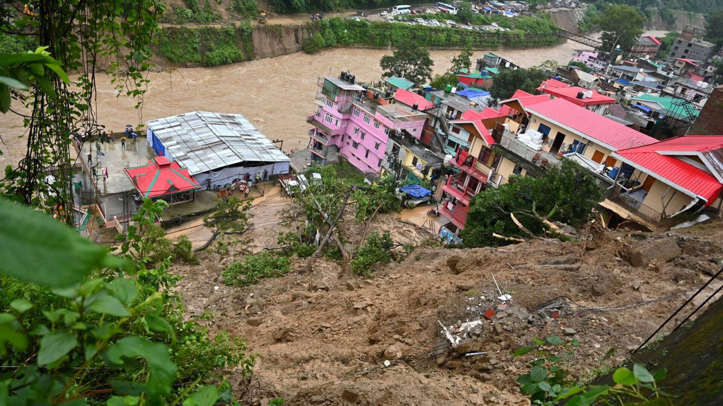 Intia | Kymmeniä ihmisiä on kuollut sateiden aiheuttamissa tulvissa ja maan­vyörymissä