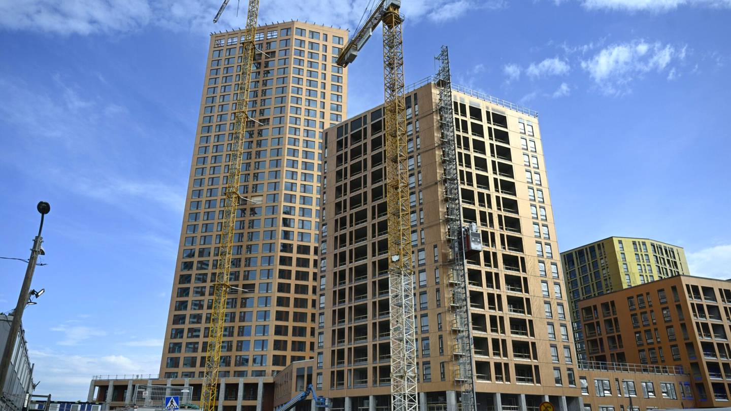 Asuntorakentaminen | Rakennus­lupien määrän lasku jatkuu – ”Romahduksesta on tulossa odotuksia jyrkempi”