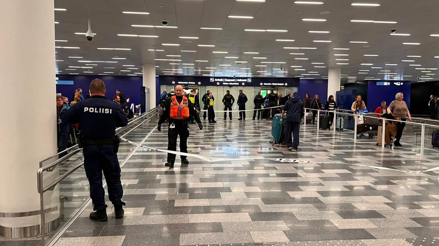 Lentoasema | Poliisi otti kiinni veitsen kanssa liikkuneen miehen Helsinki-Vantaalla