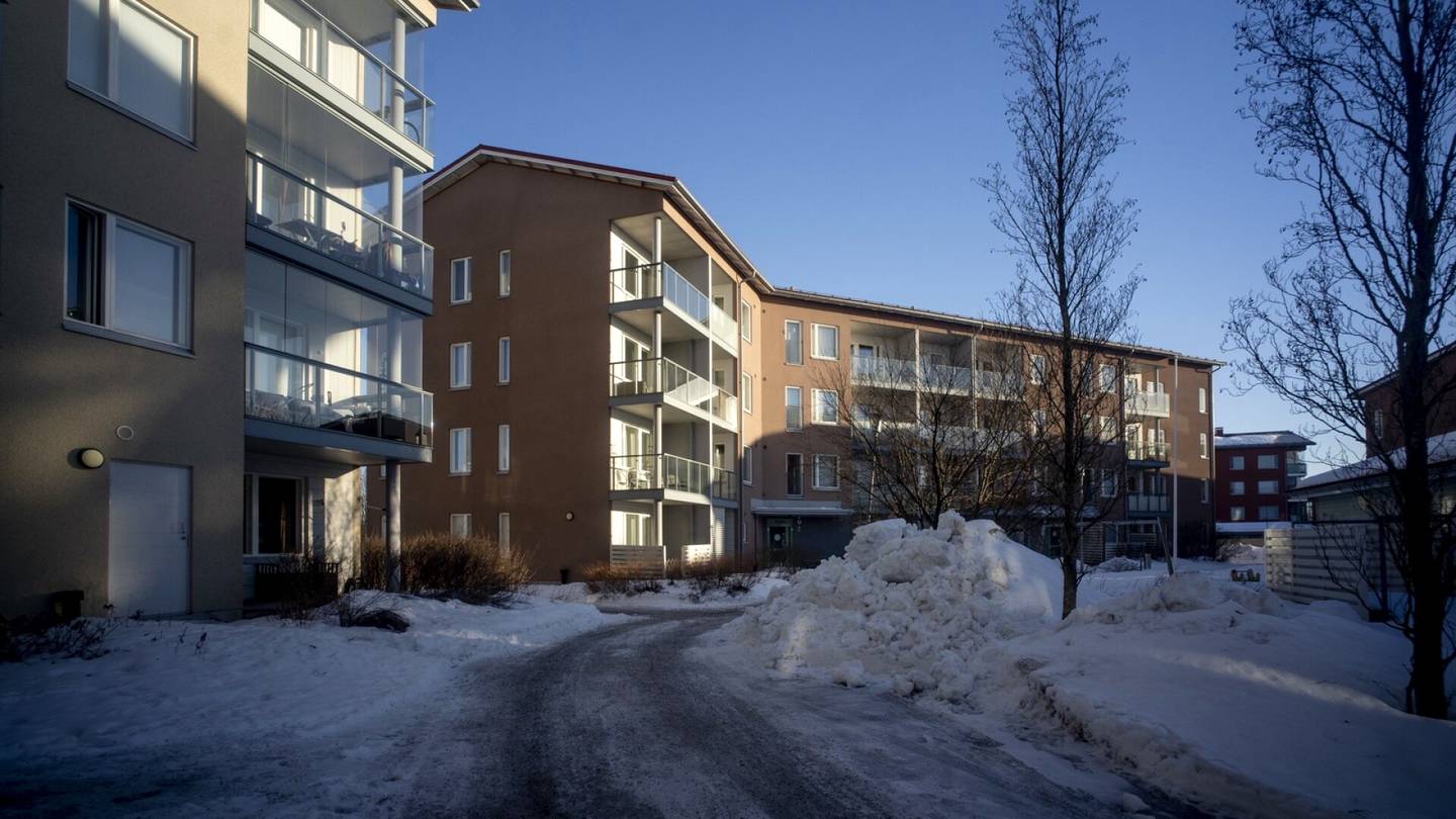 Rakennusvirheet | Muovimatto levitettiin märälle betonille ja pian asukkaat valittivat sisäilmasta Espoossa