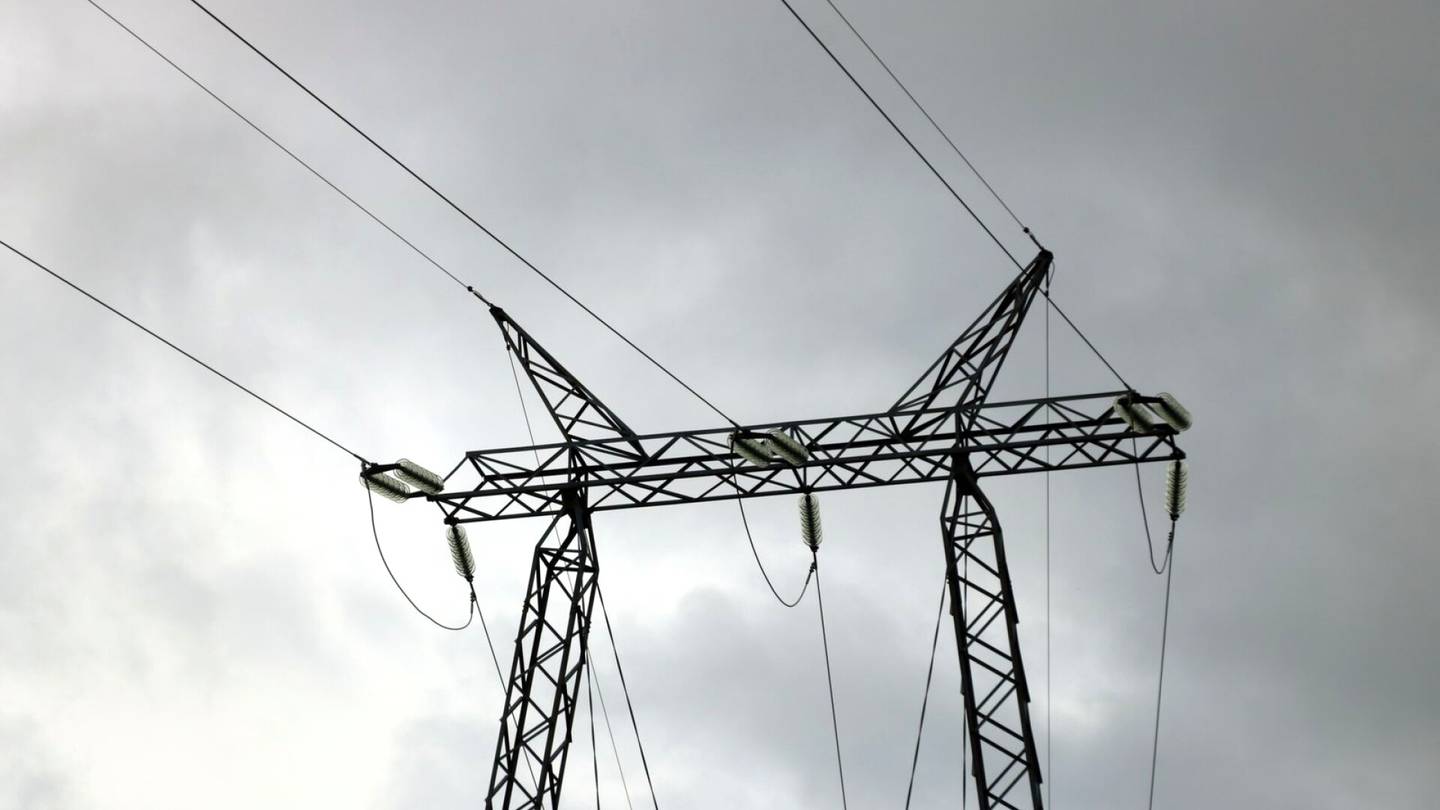 Energia | Sota nostaa suomalaisten sähkön hintaa pilviin – grafiikka näyttää, kuinka kallista sähkö on nyt vuodenaikaan nähden