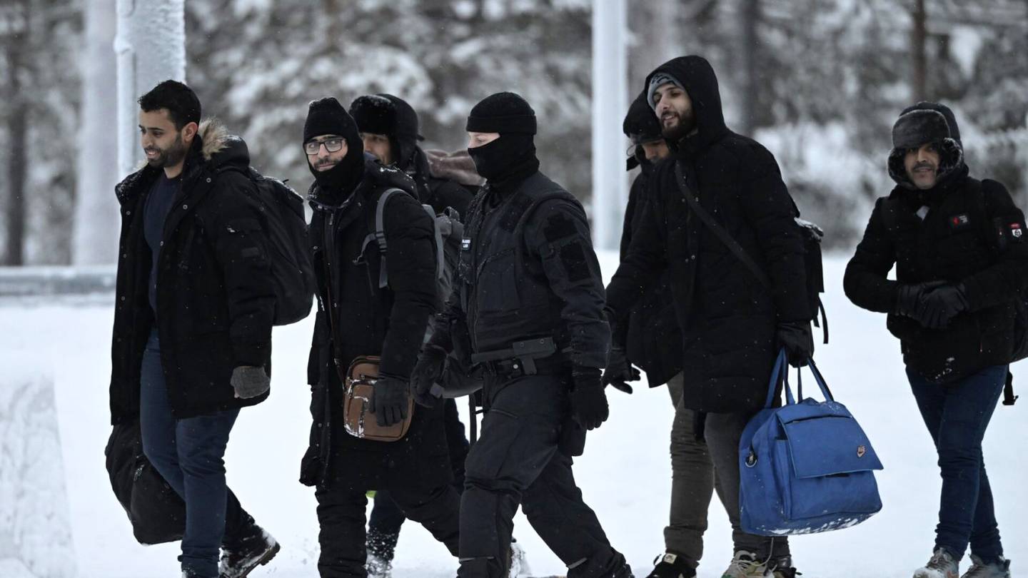 Itäraja | Murmanskin kuvernööri ilmoitti jo perjantaina 55 ihmisen siirrosta Lottaan