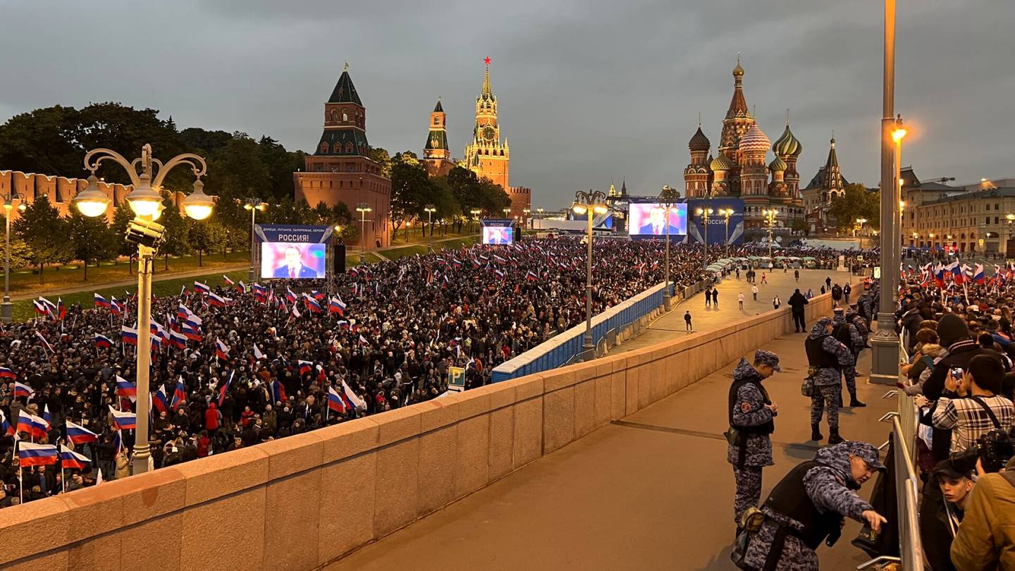 Pakkoliitokset | Tuhannet venäläiset juhlivat Punaisella torilla