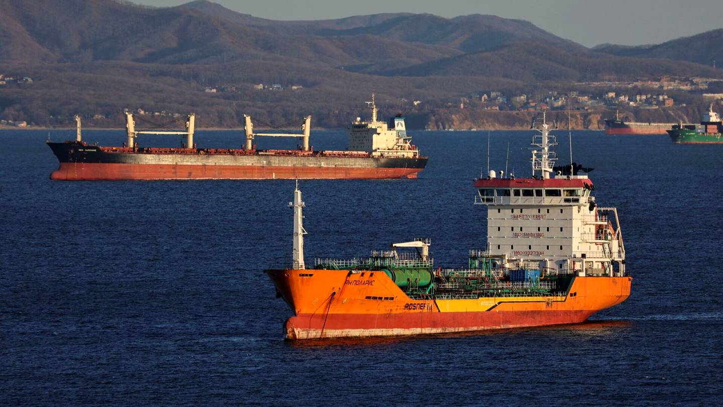 Energia | Venäjä kiertää öljypakotteita ”varjolaivaston” avulla, nyt se ja Saudi-Arabia pohtivat lisätoimia