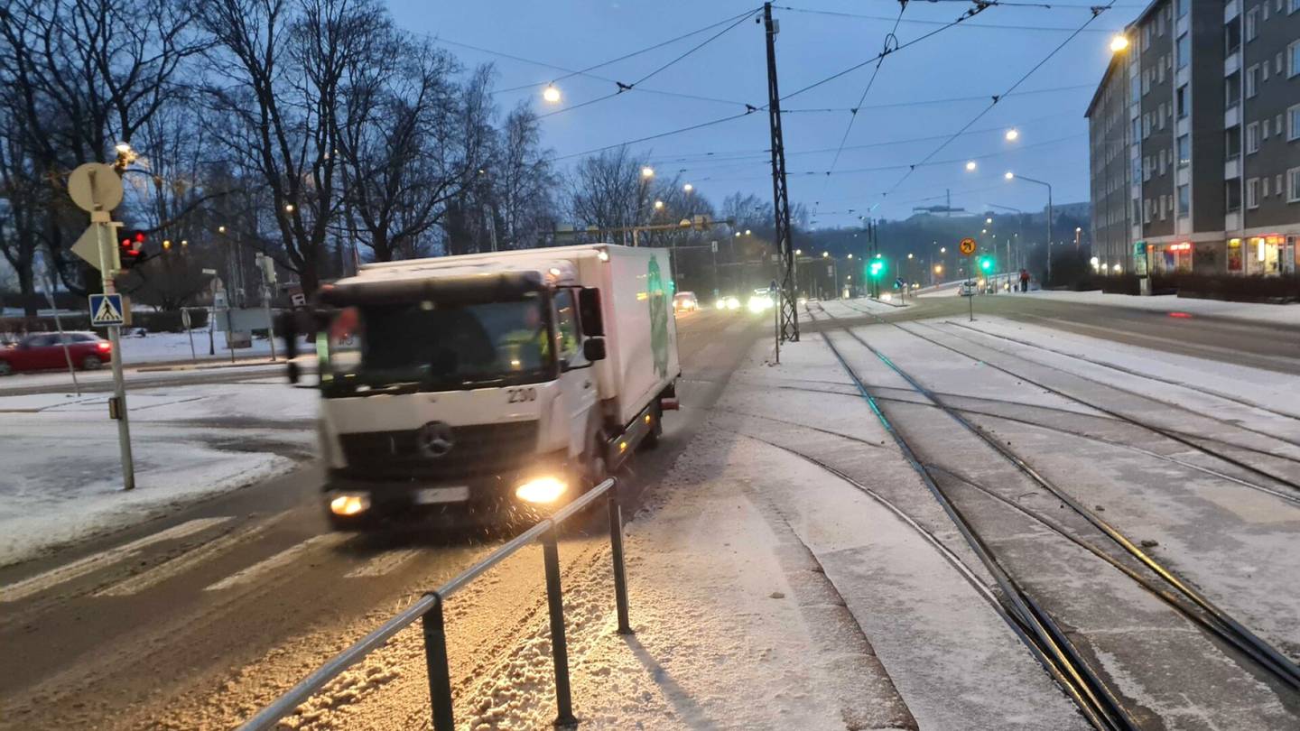 Sää | Eteläiseen Suomeen satoi yöllä jopa 20 senttiä lunta, ajo­keli erittäin huono