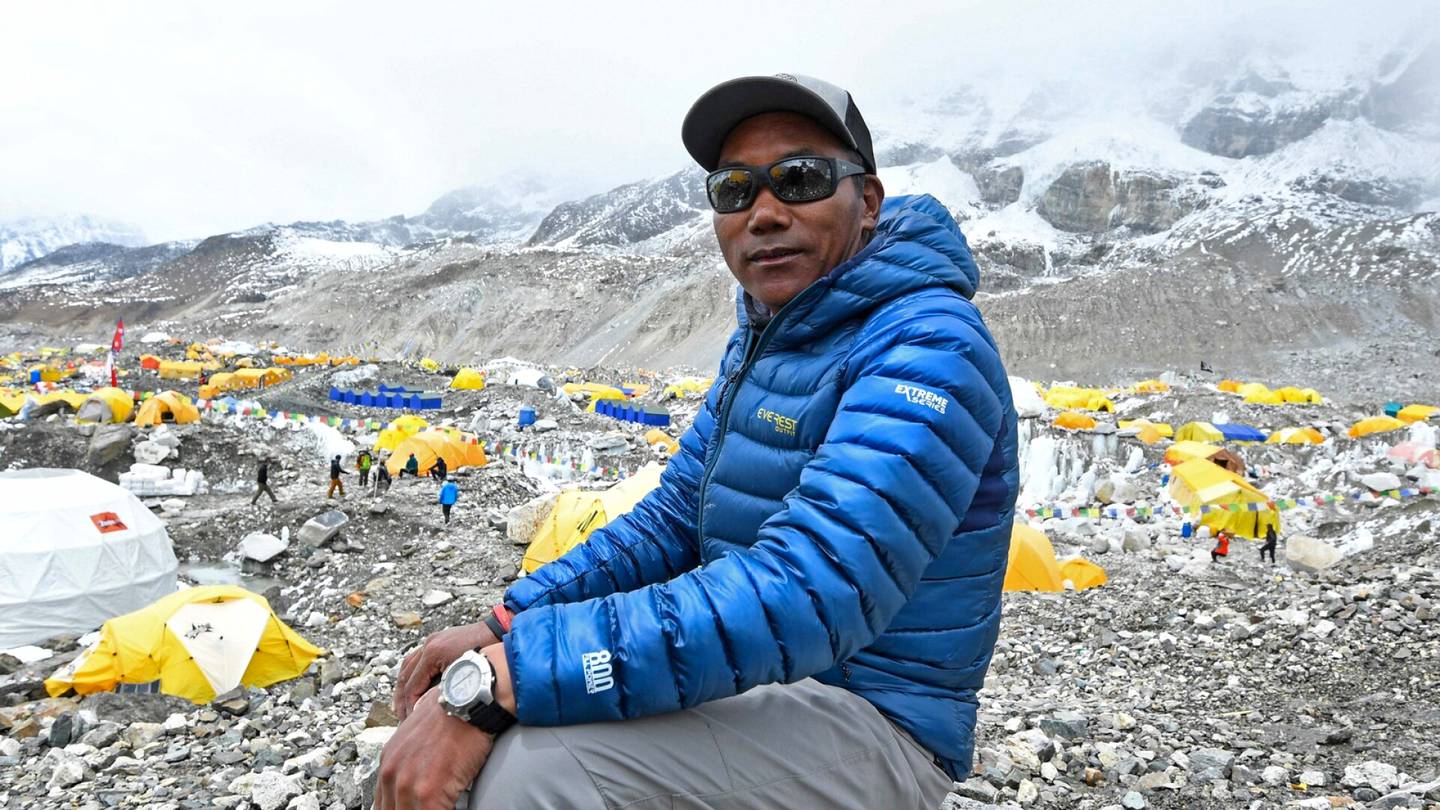 Kiipeily | 54-vuotias nepalilainen opas teki huiman ennätyksen Mount Everestin huiputtamisessa