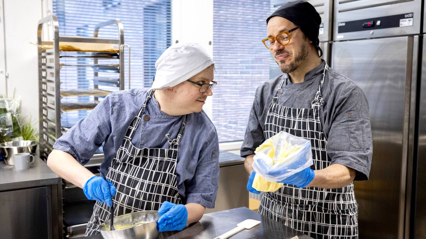 Kehitysvammaiset | Helsinkiin avattiin kahvila, jonka työntekijät muistavat halata toisiaan myös kesken työpäivän