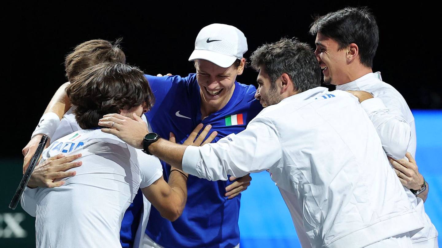 Tennis | 22-vuotiaalta Jannik Sinneriltä mykistävä näytös – Italia jyräsi Davis Cupin voittoon