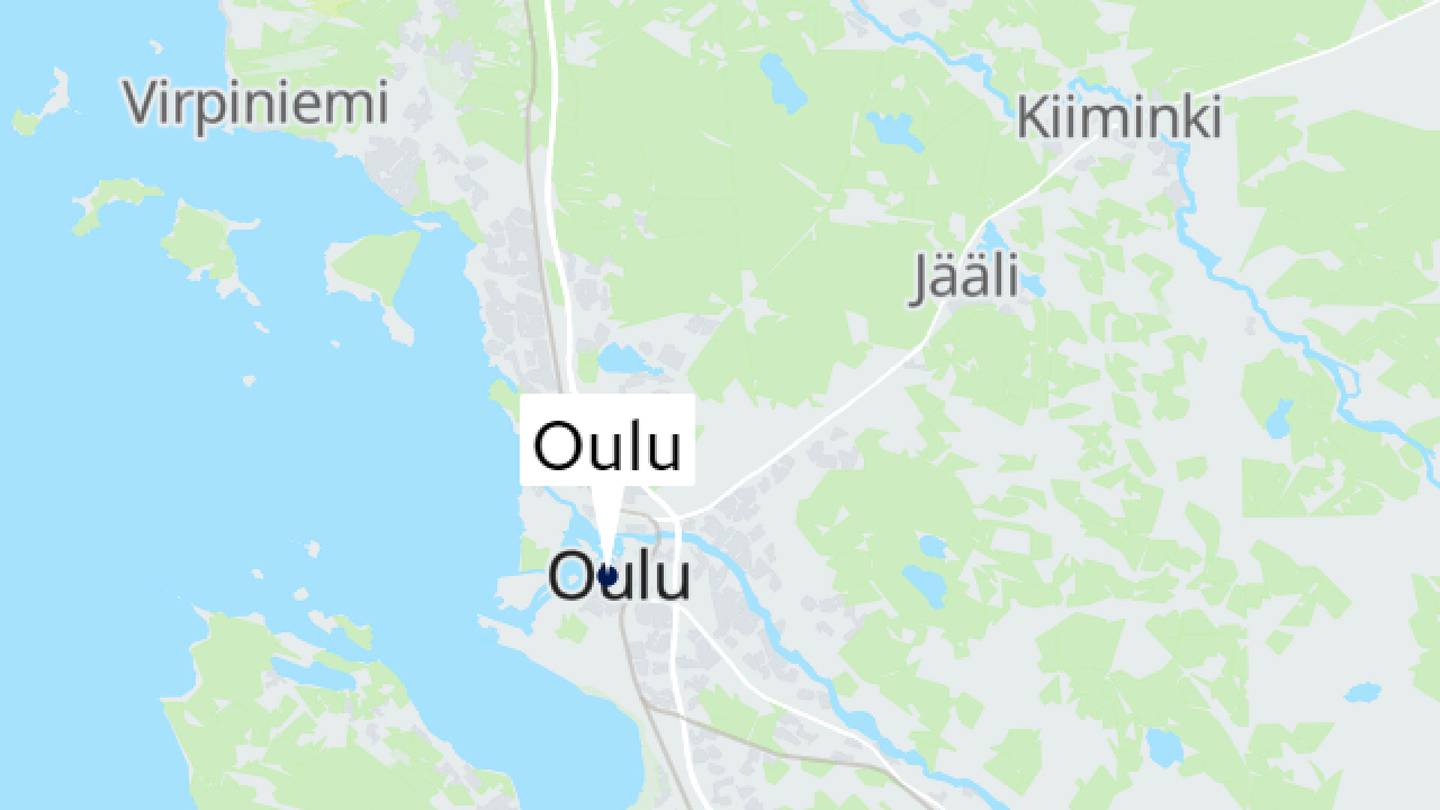 Mopomiitti Oulussa | Keula pystyssä autoa päin osunut kevyt­moottori­pyörä katkesi kahtia