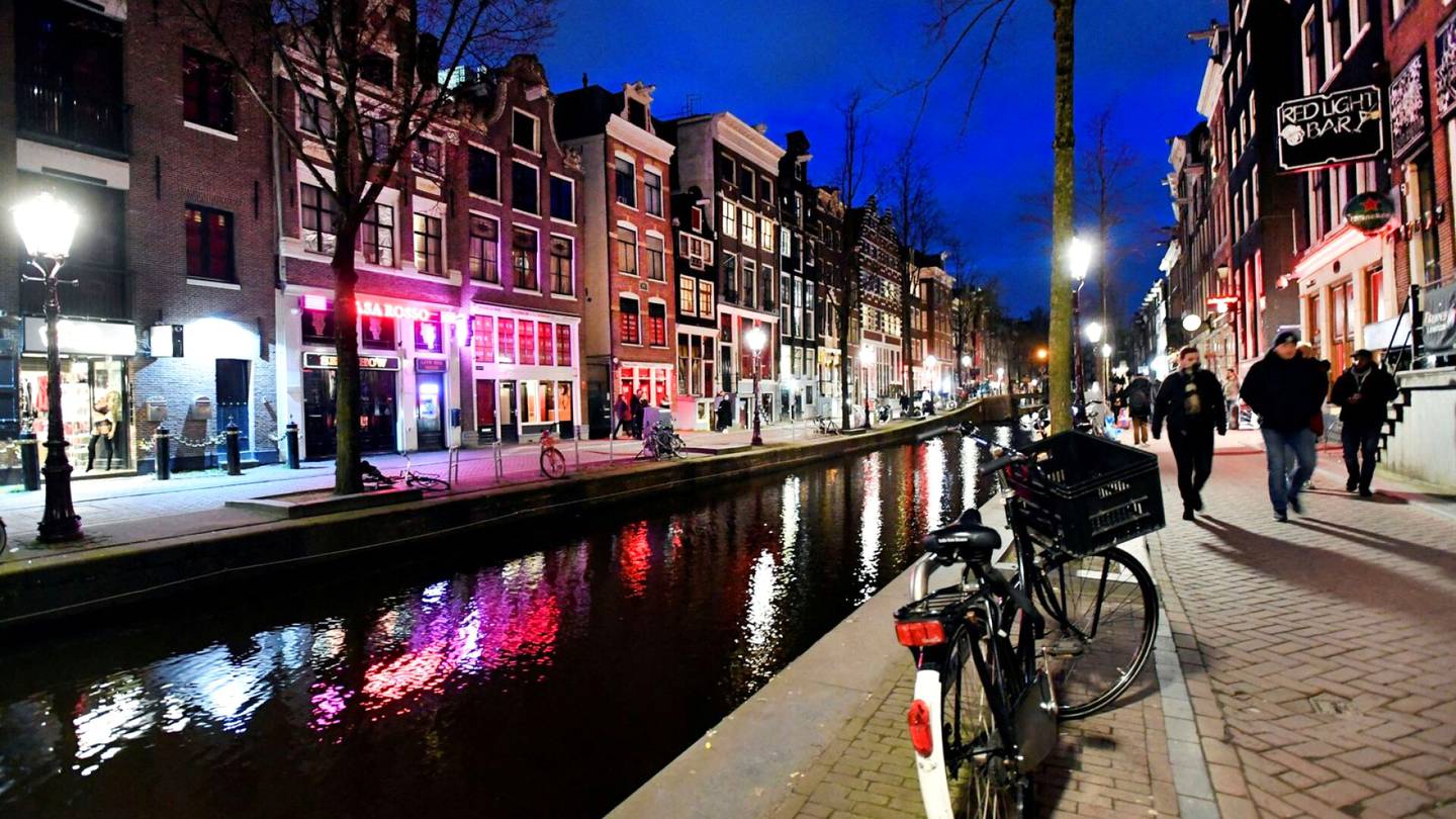 Turismi | Amsterdam kohdentaa mainoksia britti­miehille – tarkoituksena vähentää juhlintaa