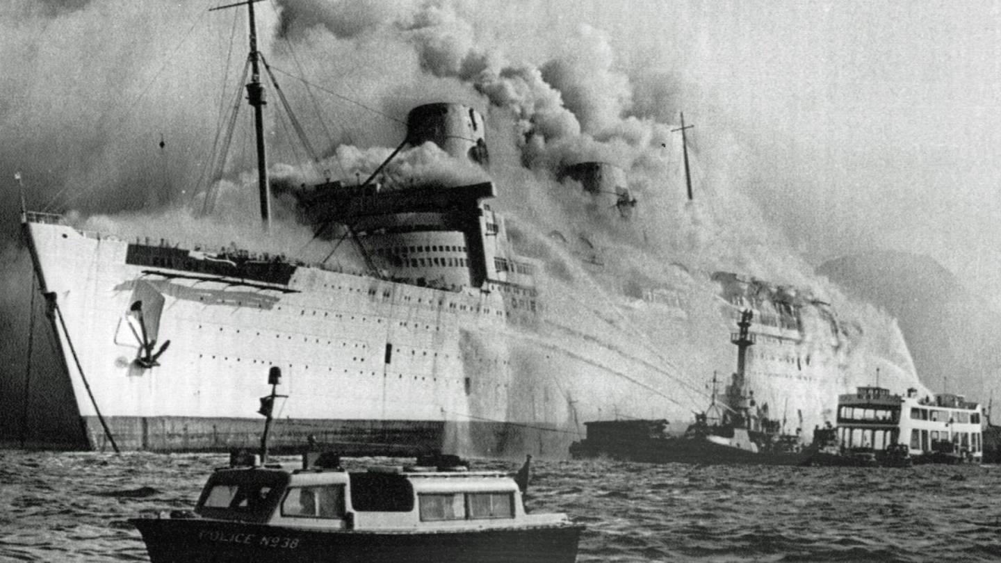 HS 50 vuotta sitten 10.1.1972 | Queen Elizabeth paloi Hongkongin satamassa
