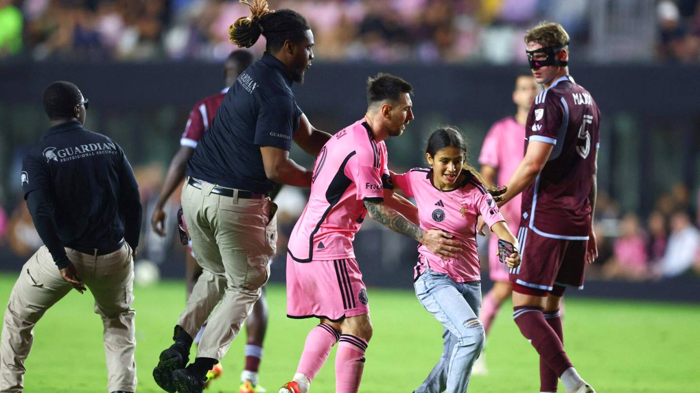Jalkapallo | Lionel Messi iski heti maalin paluuottelussaan – ja hämmentyi nuoren tytön tempauksesta
