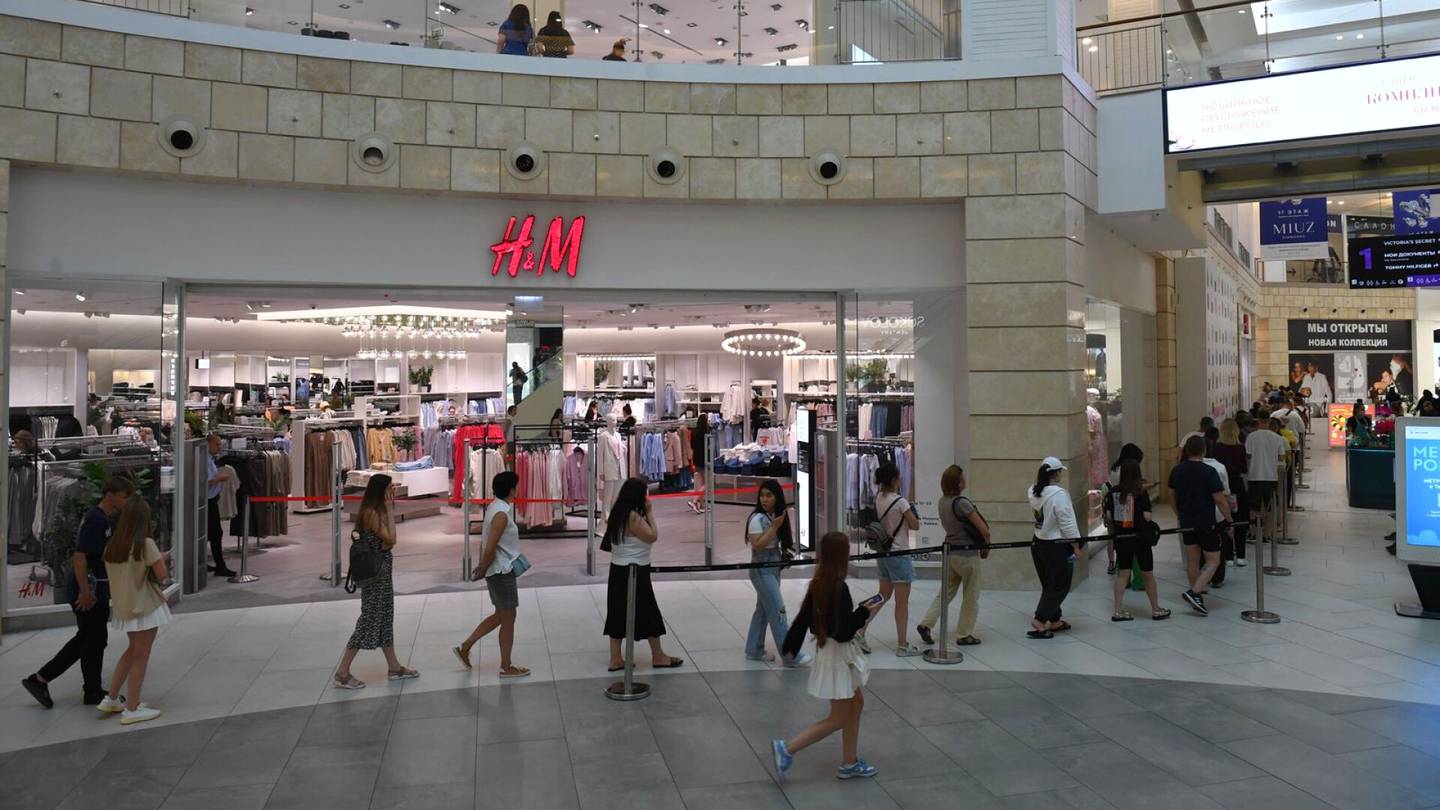 Kuluttaminen | H&M:n hetkellinen aukeaminen aiheutti massiiviset jonot Moskovassa ja Pietarissa