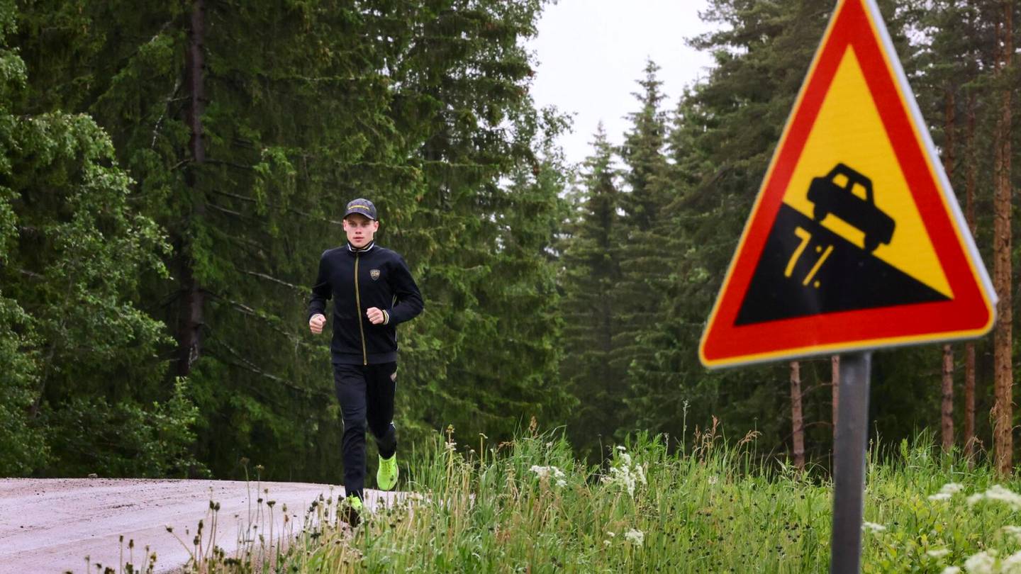 Juoksu | Mikko Kauppinen juoksi savolaisella syrjä­kylällä lenkkejä kumi­saappaat jalassa ja ratkoi samalla matematiikan läksyjä – sitten hurja tulos Cooperin testissä muutti kaiken
