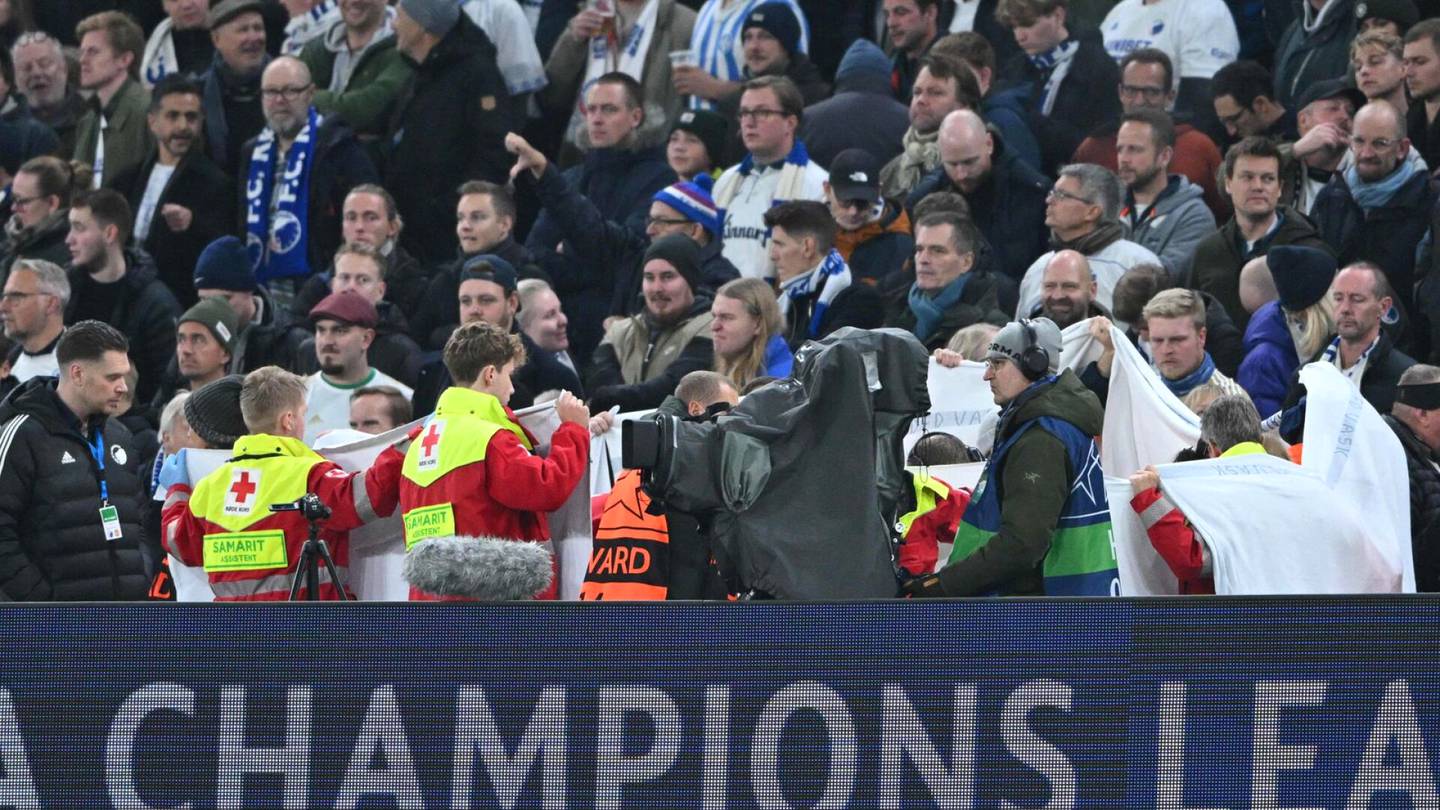 Mestarien liiga | Manchester Unitedin ottelu Kööpenhaminassa keskeytyi moneen kertaan: katsojalla sairaus­kohtaus, mielen­osoittajat tunkeutuivat kentälle