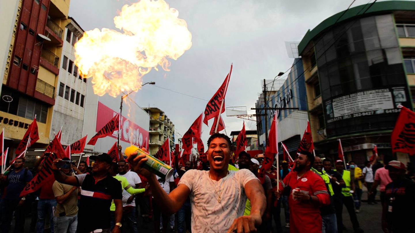 Keski-Amerikka | Panama asettaa kattohinnan polttoaineelle ja useille perus­elintarvikkeille, mutta koko maahan levinneet protestit jatkuvat