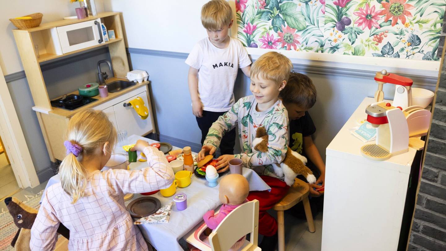 Esiopetus | Kaksivuotinen eskari saa tyrmäyksen vanhemmilta: Lapset pakotetaan opiskelemaan leikin kustannuksella