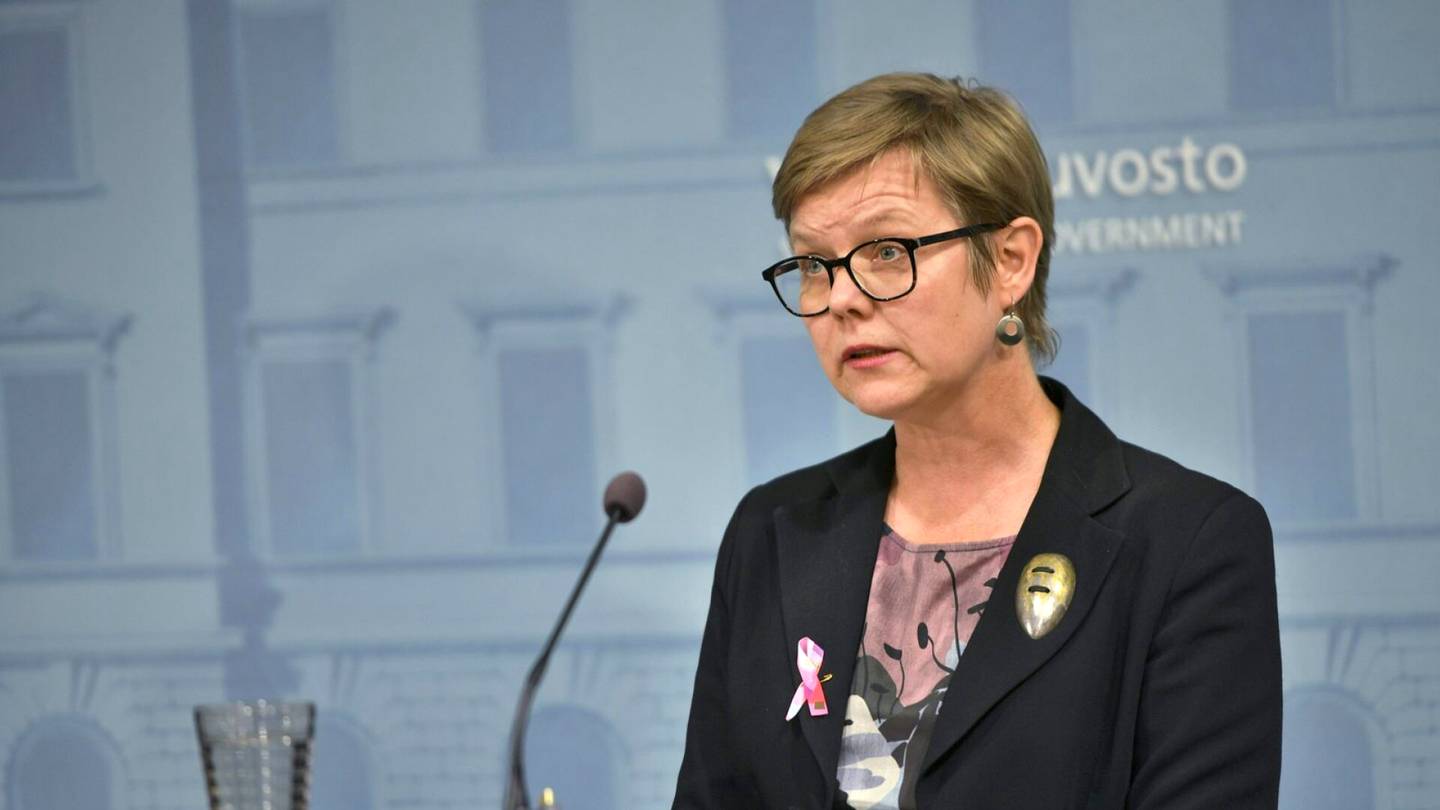 Hallitus | Hallituksen tiedotus­tilaisuus keskeytyi hetkeksi, kun sisä­ministeri Mikkonen pyörtyi
