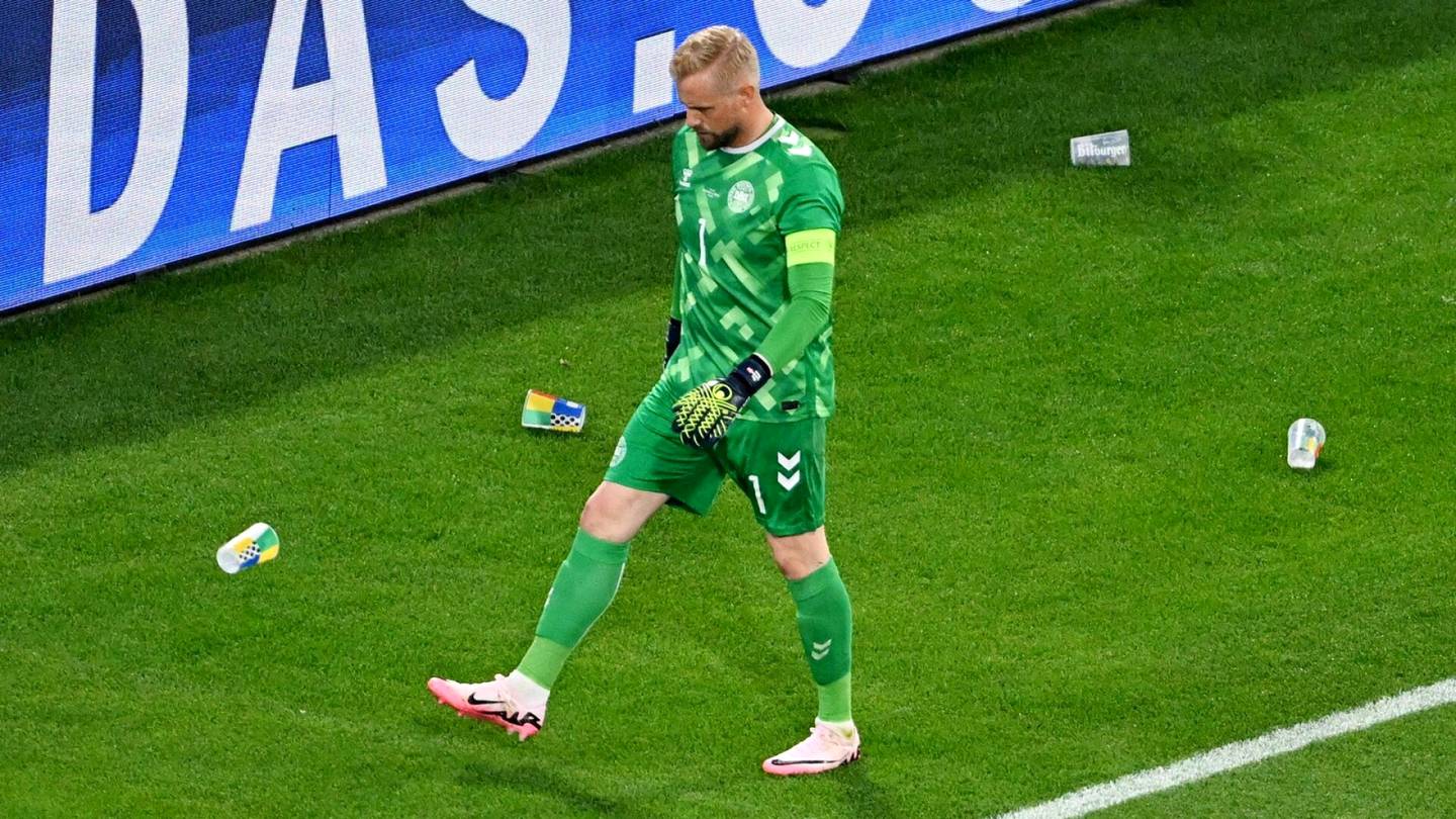Jalkapallon EM-kisat | Tuoppisateeseen joutunut Kasper Schmeichel lähetti kommenteillaan viestin serbeille
