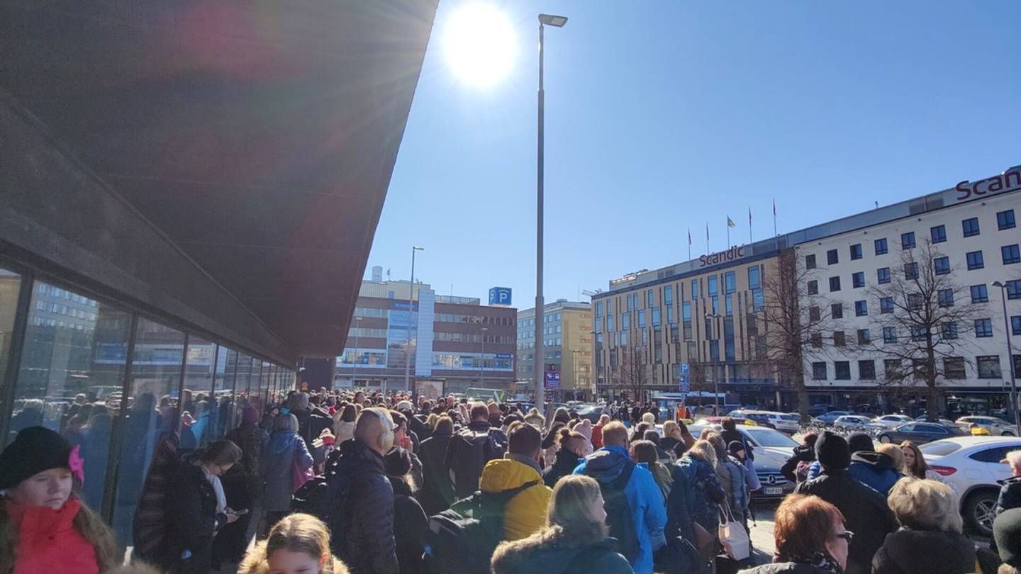 Liikenne poikki | Tuhannet voivat joutua odottamaan junan korvaavia linja-autoja – Tunnelma Tampereella on huolestunut, kuvailee Nina Lukin