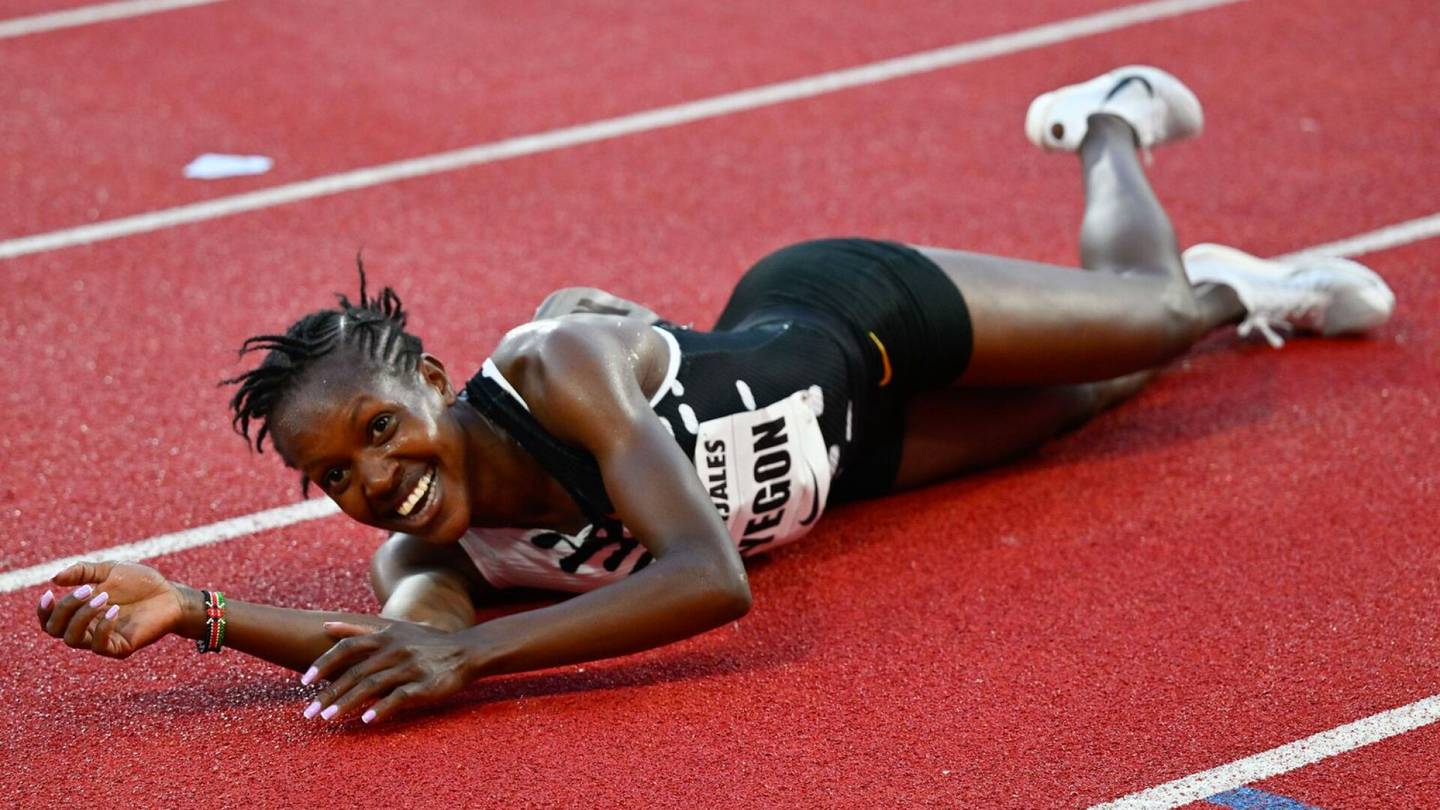 Yleisurheilu | Kenialainen ihmenainen voitti nuorten MM-kultaa paljain jaloin ja murskaa maailman­­ennätyksiä synnytettyään lapsensa