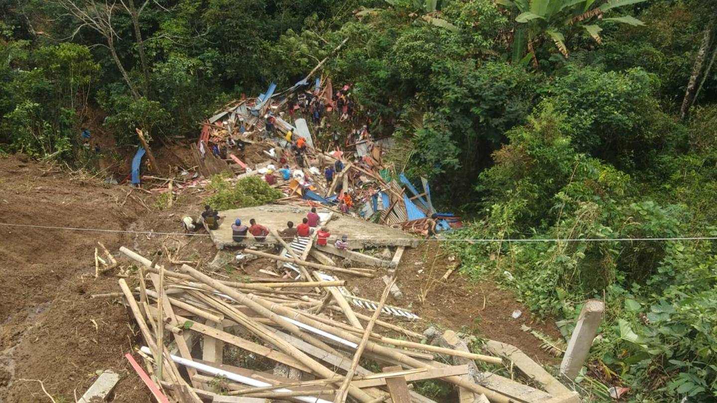 Indonesia | Lähes 20 kuollut maan­vyörymissä Indonesiassa