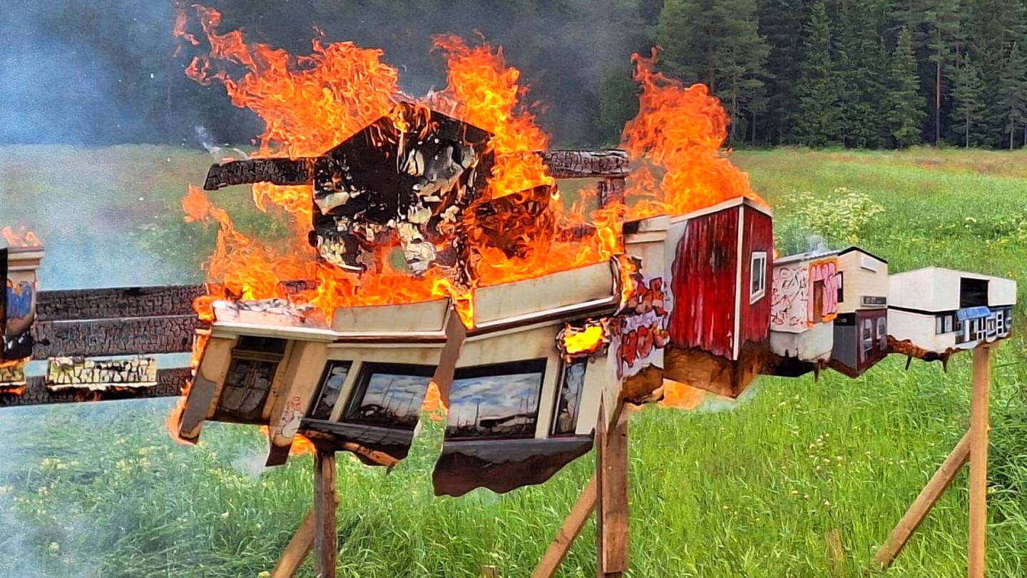 Kuvataide | Helsinkiläinen kuva­taiteilija poltti 40 000 euron arvoisen teoksensa